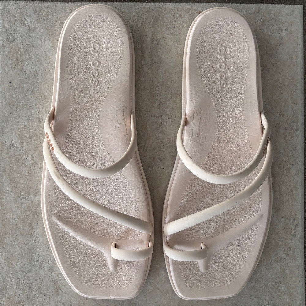 CROCS Miami Toe Loop Sandal in Dew